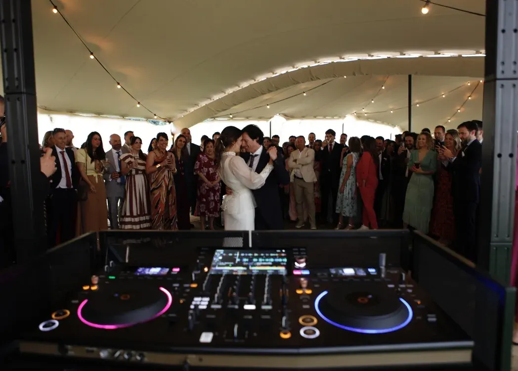 Primer baile de los novios bajo la carpa