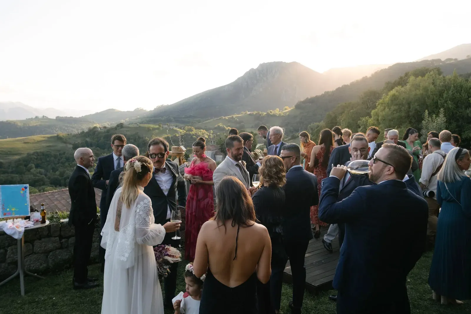 Cóctel al atardecer en finca con vistas — Pueblo Astur