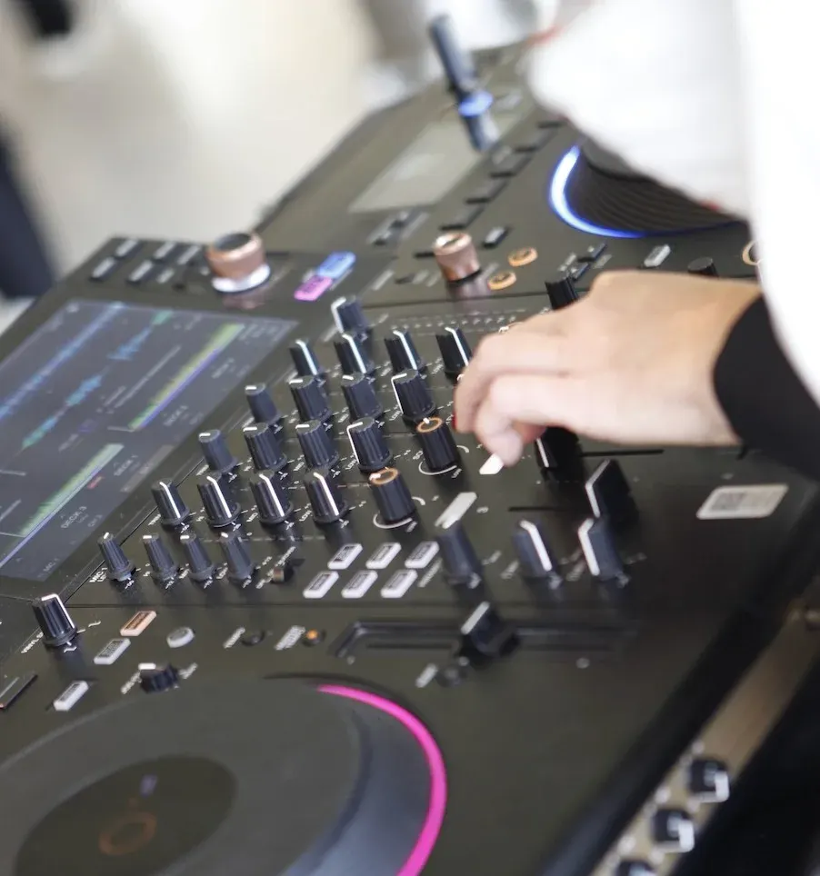 Detalle de cabina Pioneer — manos mezclando