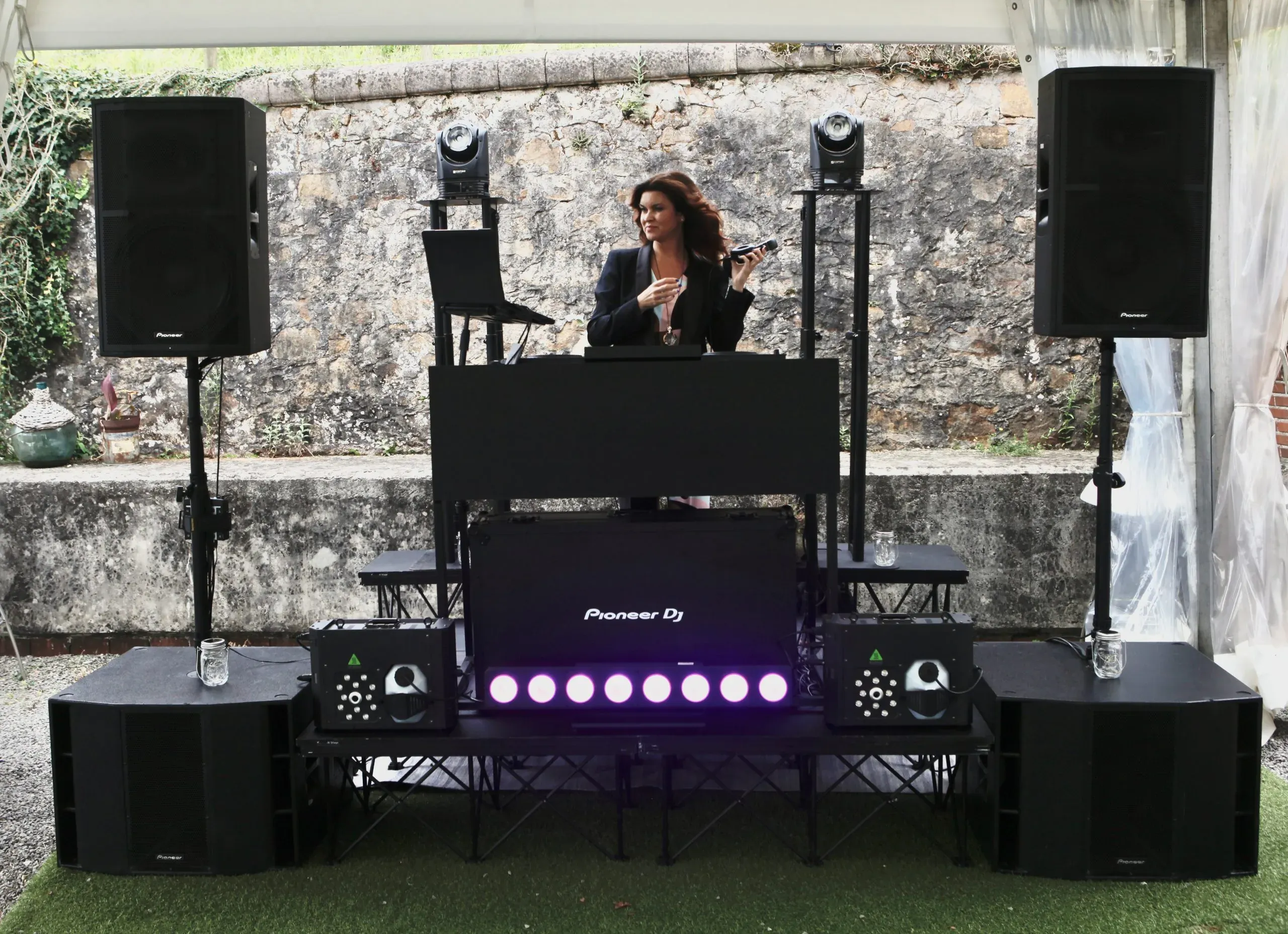 María Martín en cabina Pioneer DJ — evento corporativo