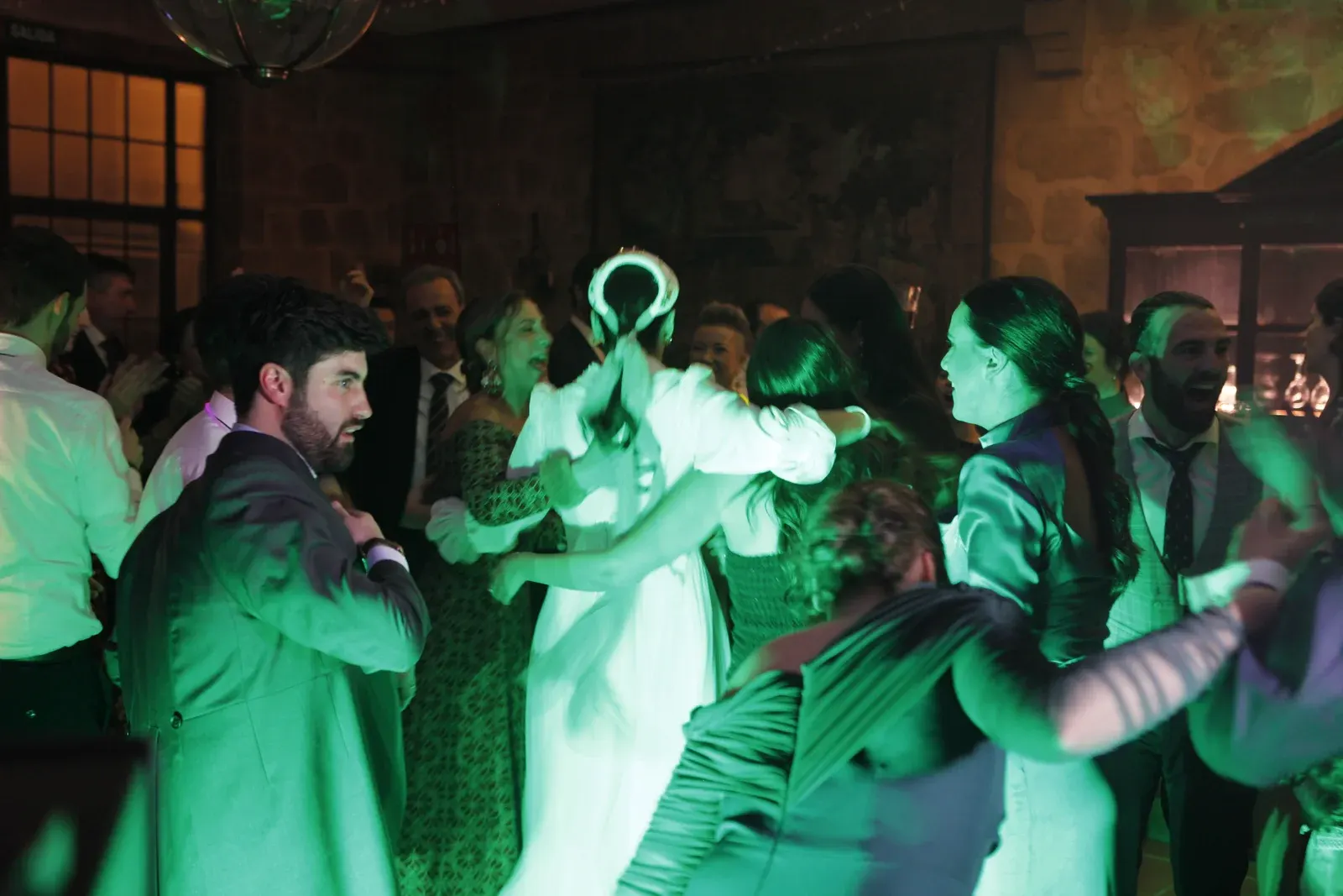 Pareja de novios bailando — pista de boda
