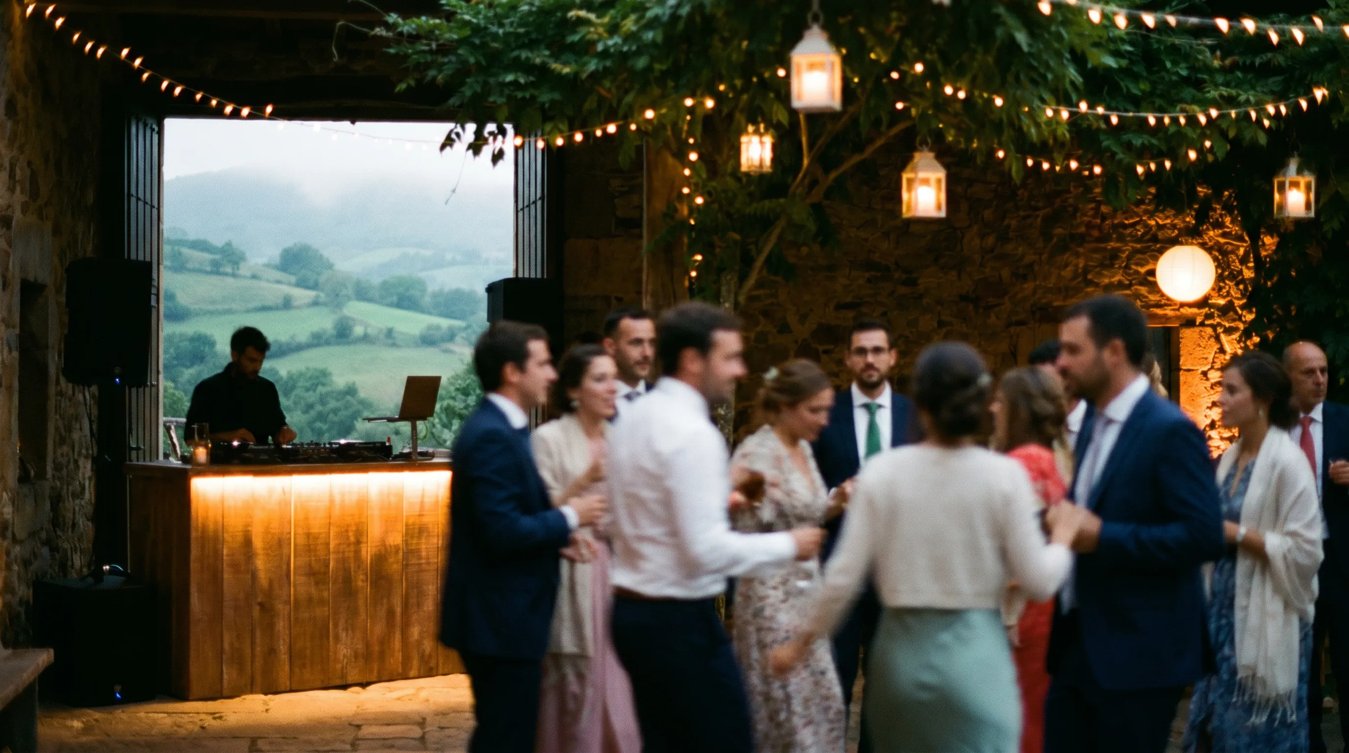 Músico tocando en el cóctel de una boda en una finca asturiana