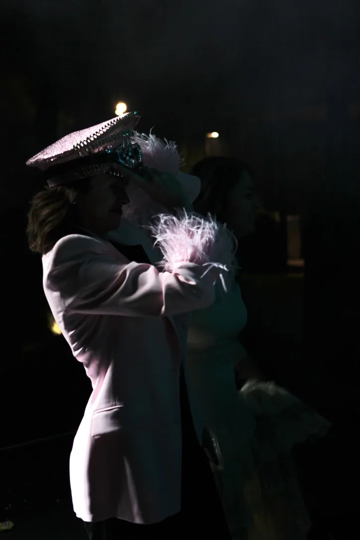 Momento íntimo de la pareja — detalle de plumas