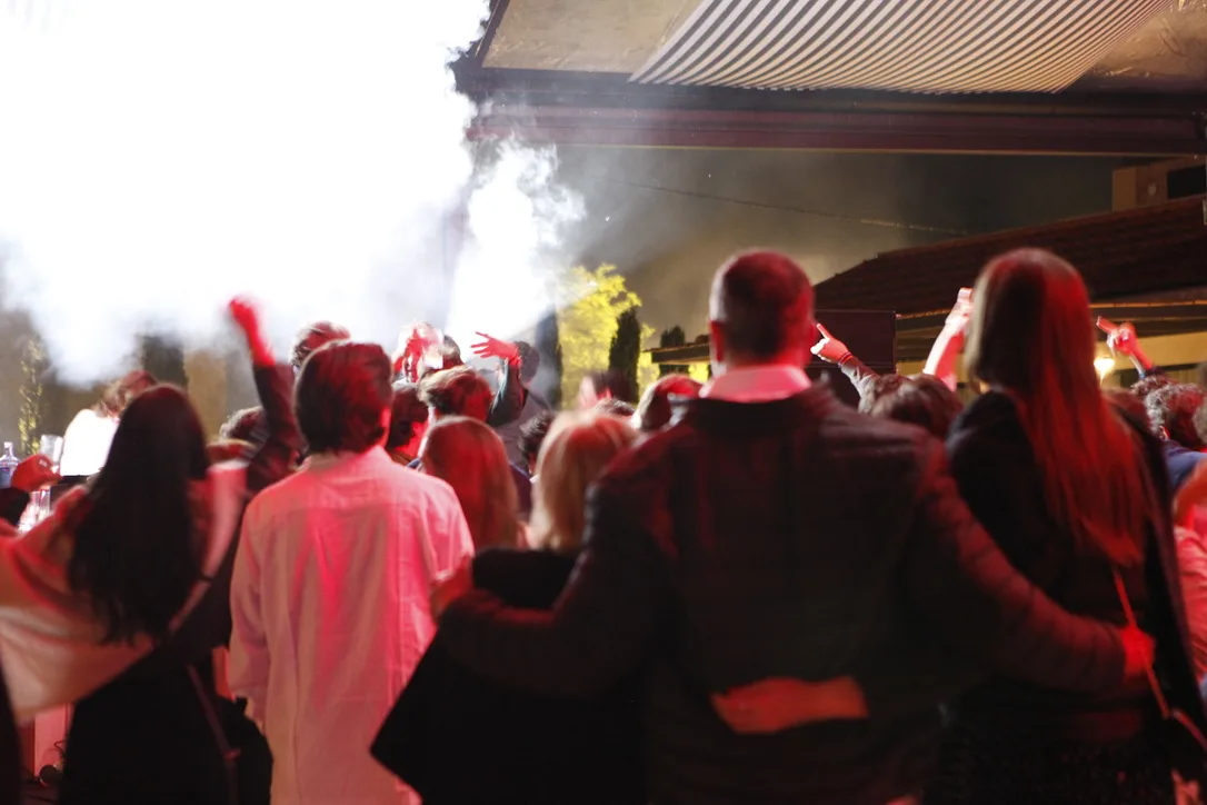 Fiesta de boda con humo y bengalas