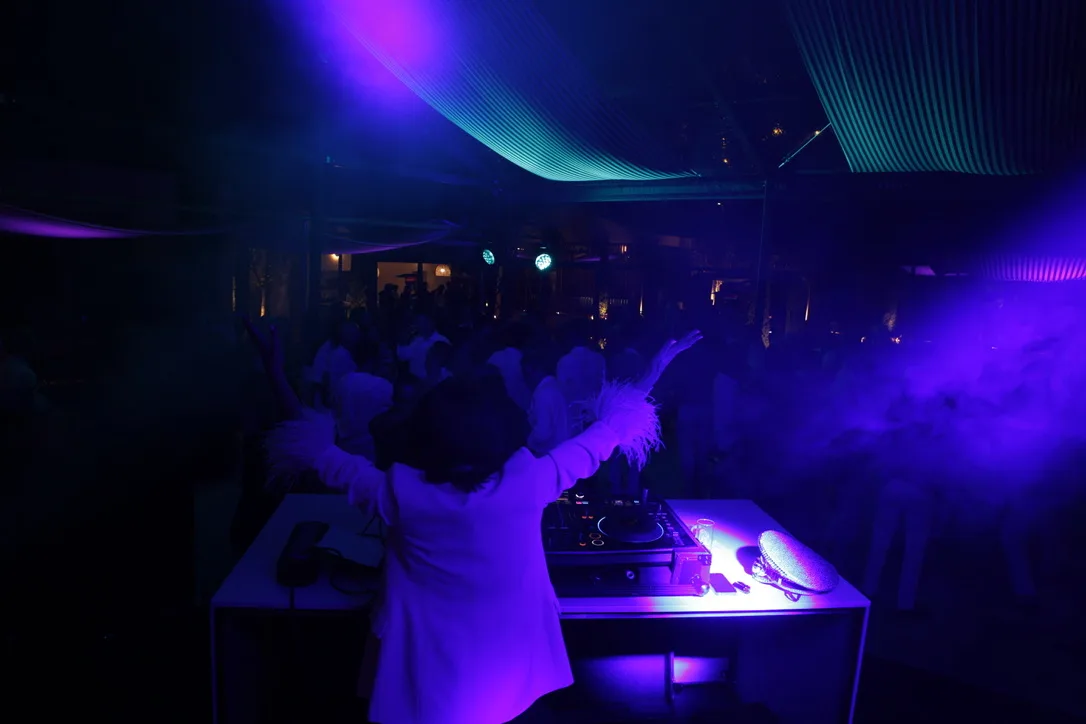 Pista de boda iluminada de azul