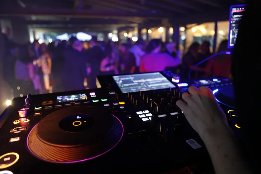 Detalle de cabina — CDJ y plato