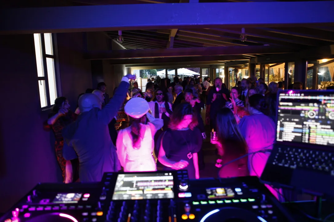 Sala llena en evento corporativo con cabina en primer plano