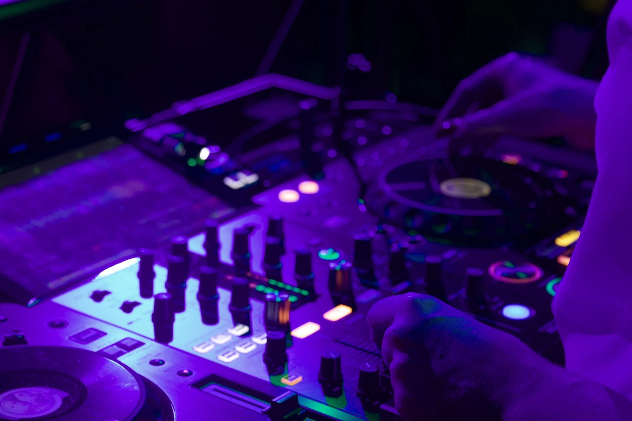 María Martín playing a set