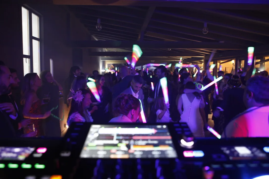 Pista de fiesta corporativa con luces