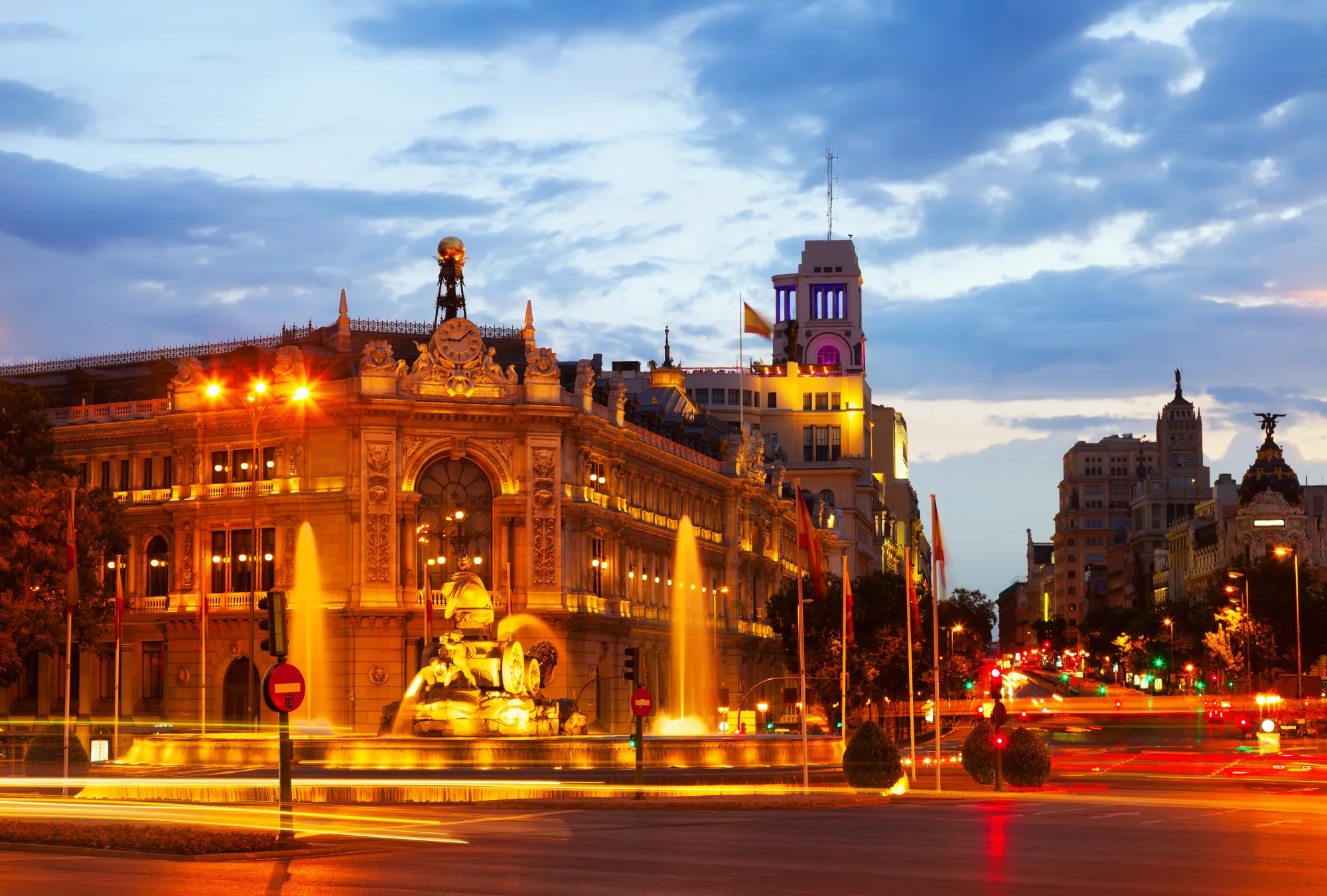 Plaza de Cibeles y Palacio de Comunicaciones de Madrid al atardecer