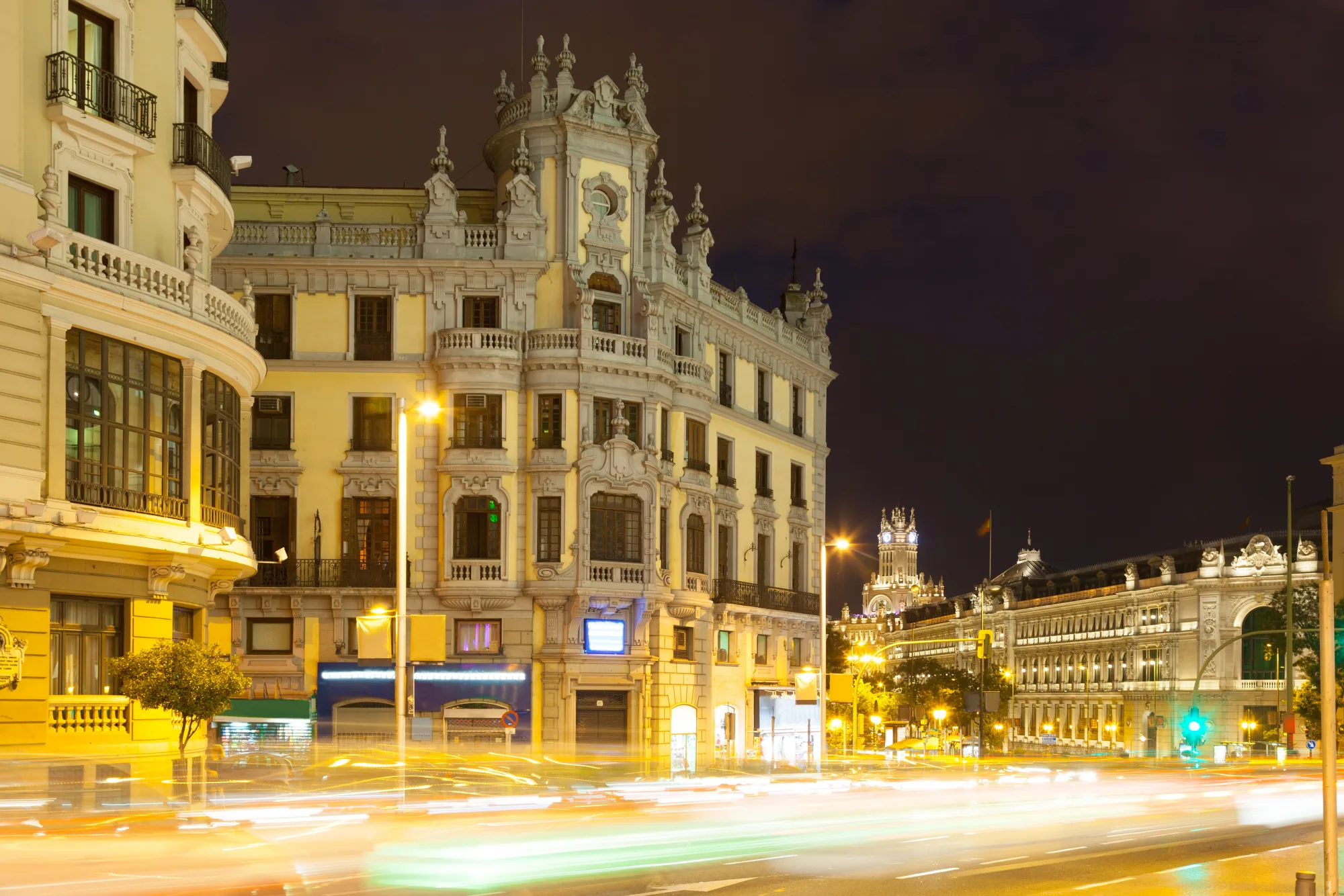 Gran Vía de Madrid iluminada de noche