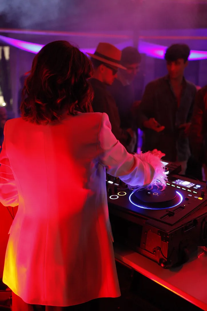 María Martín mezclando en la boda — luz roja