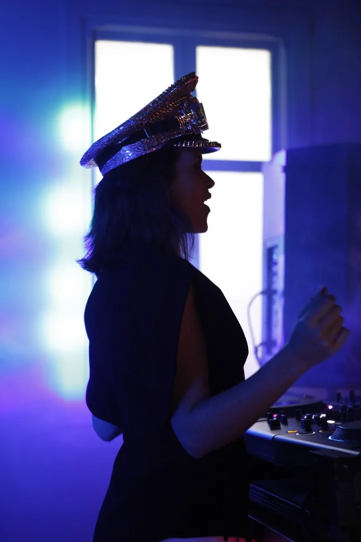 María Martín de perfil con gorra — luz azul